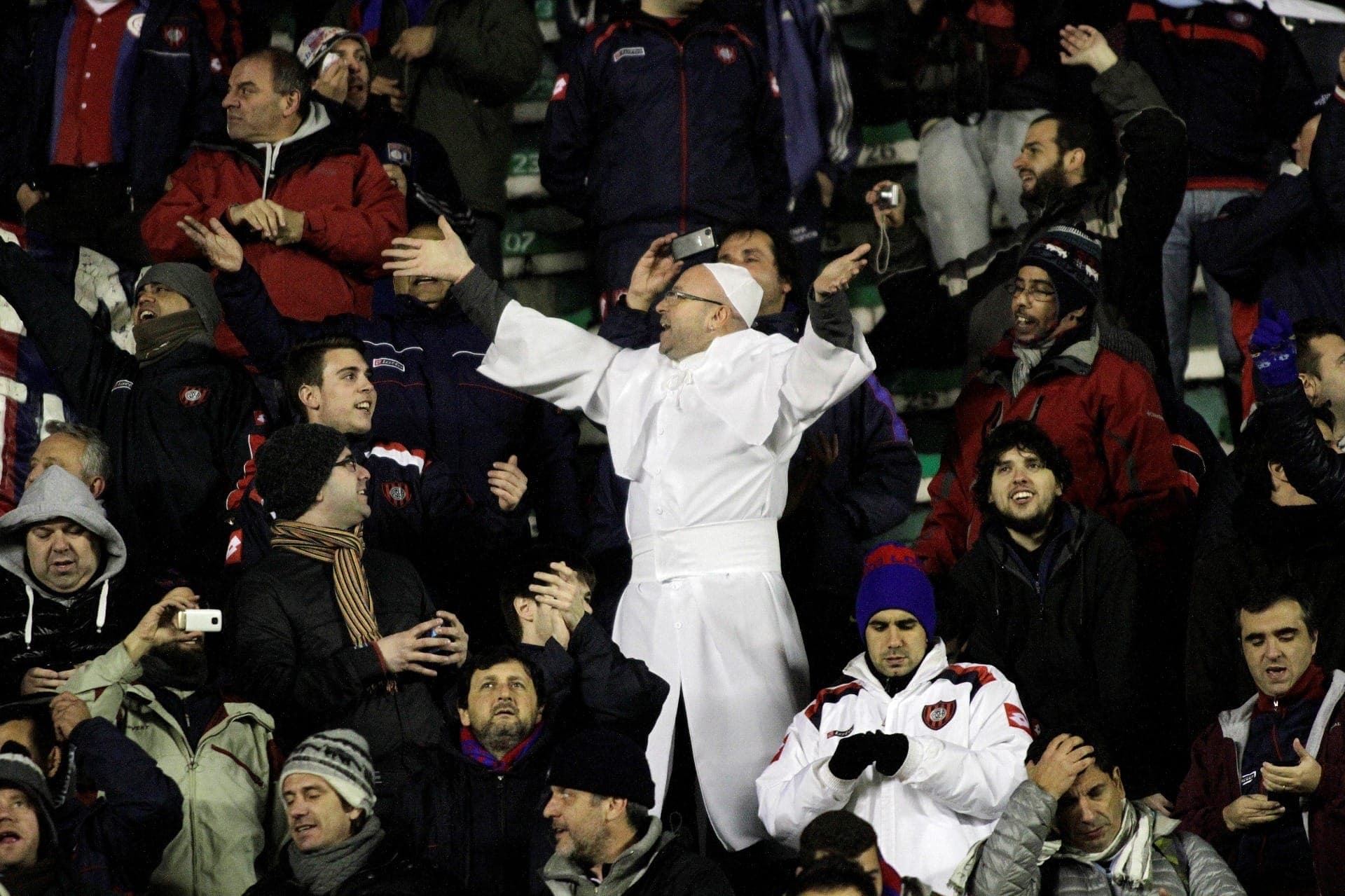 Um torcedor do San Lorenzo, da Argentina, vestido como o Papa Francisco, comemora durante a partida contra o Bolívar, da Bolívia