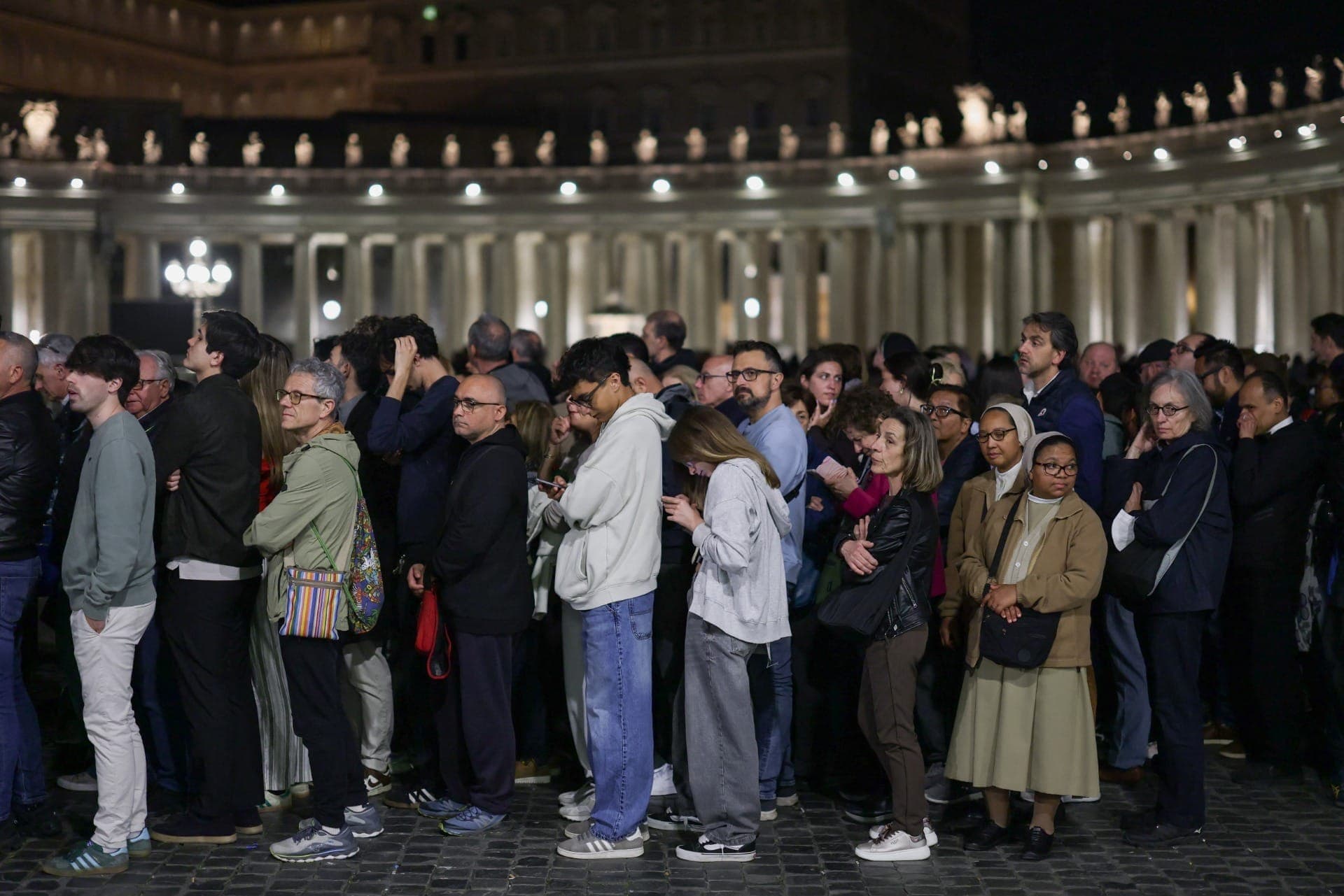 Fiéis esperam em fila para se despedir do papa Francisco