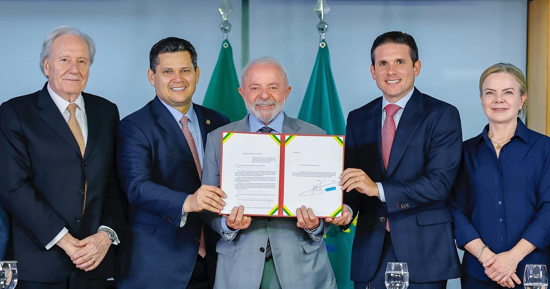 Lula formaliza entrega da PEC da Segurança Pública