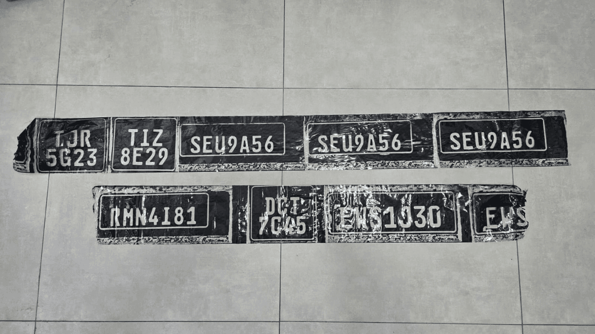 Materiais para falsificação de placa apreendida pela polícia