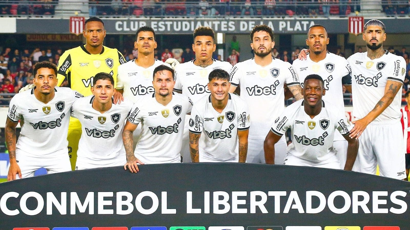 Elenco do Botafogo antes do jogo contra o Estudiantes
