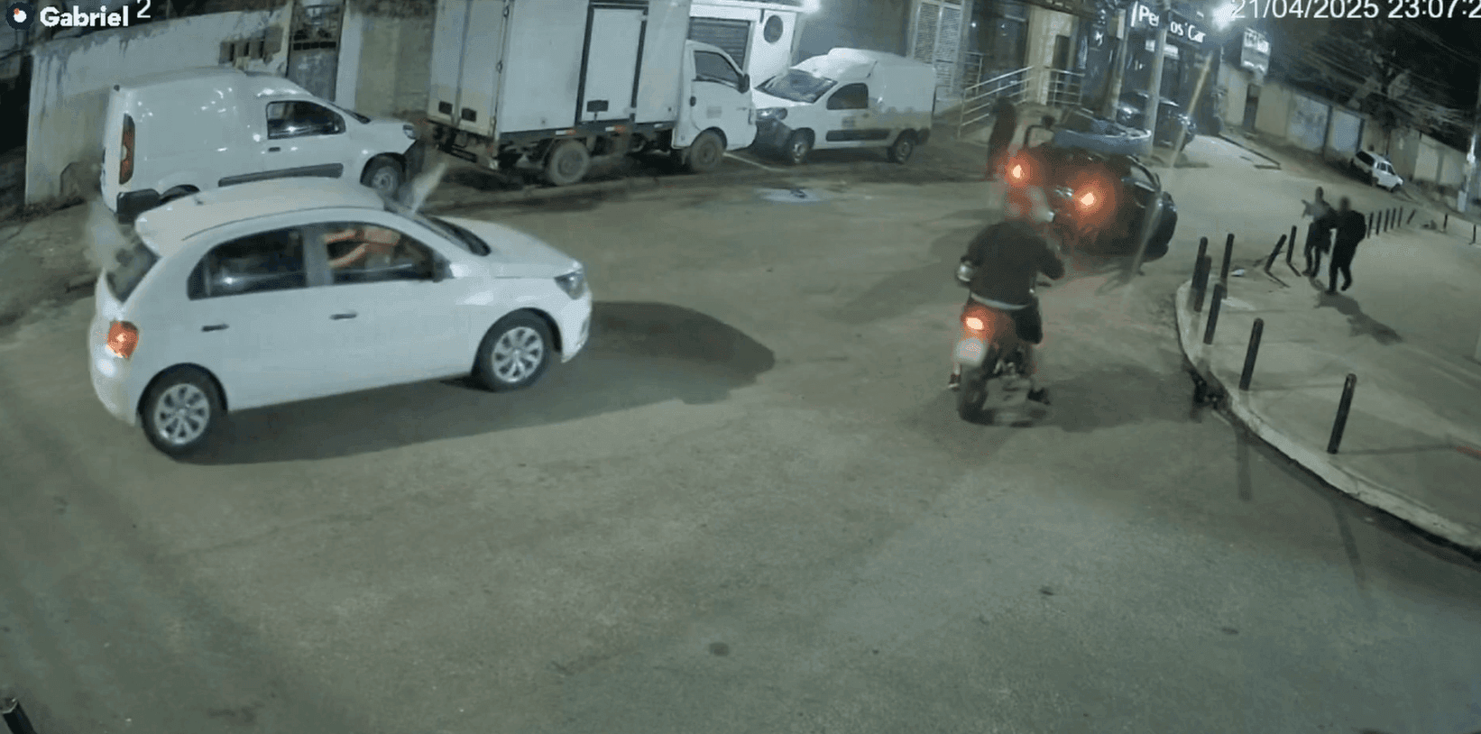 Na ocasião, pelo menos dois carros foram alvejados, mas ninguém ficou ferido