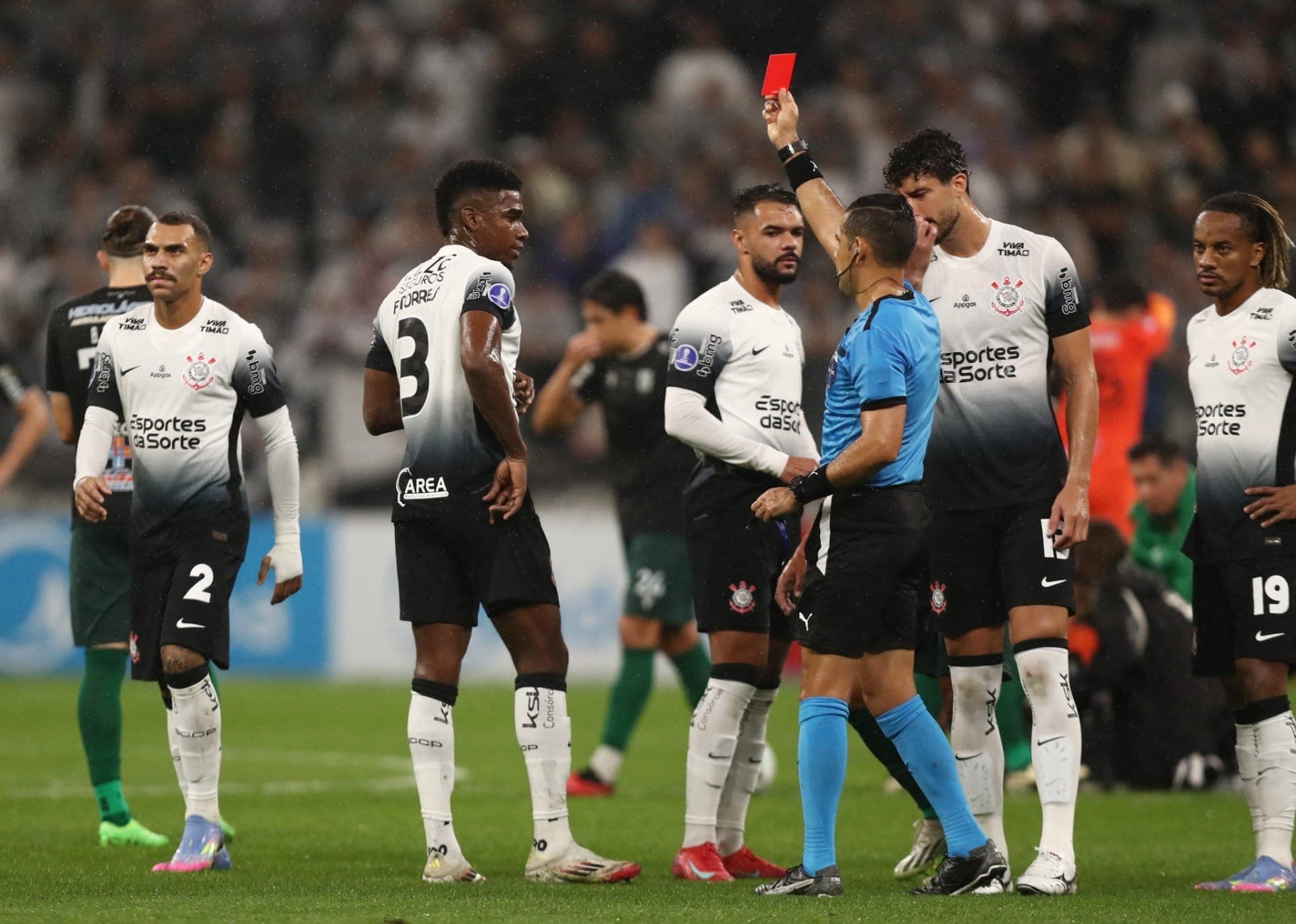 Zagueiro equatoriano deixou o clube com um a menos pela maior parte do jogo