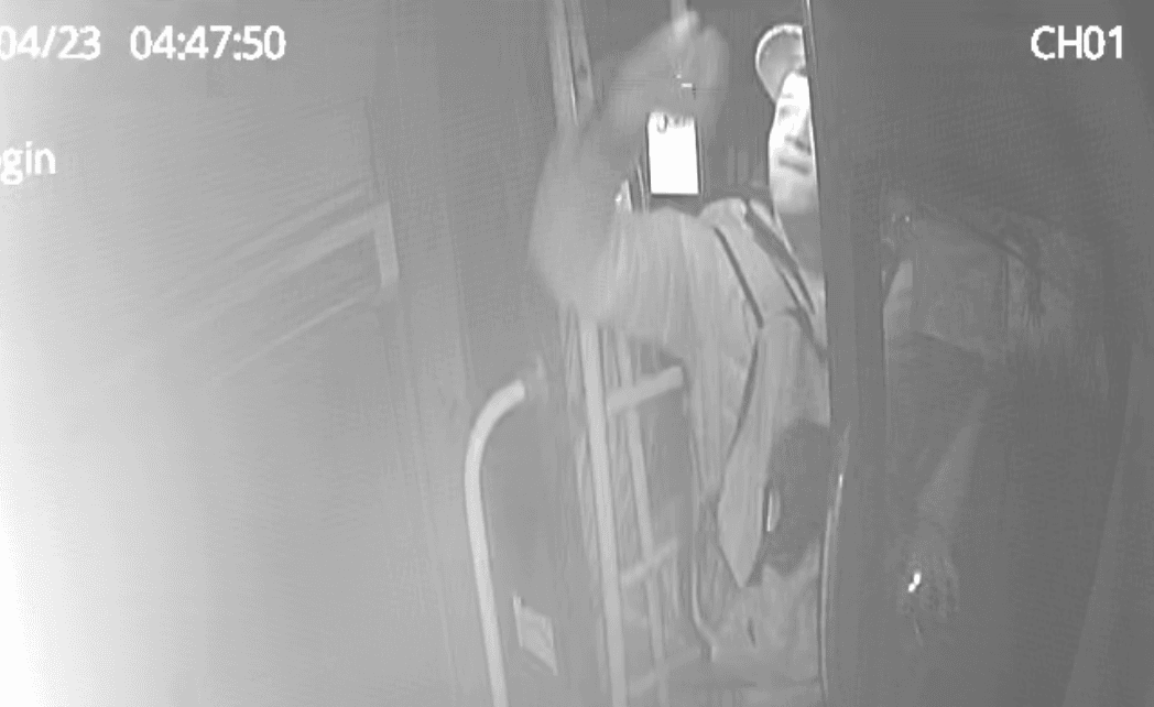 No vídeo, três assaltantes armados aparecem pulando a roleta