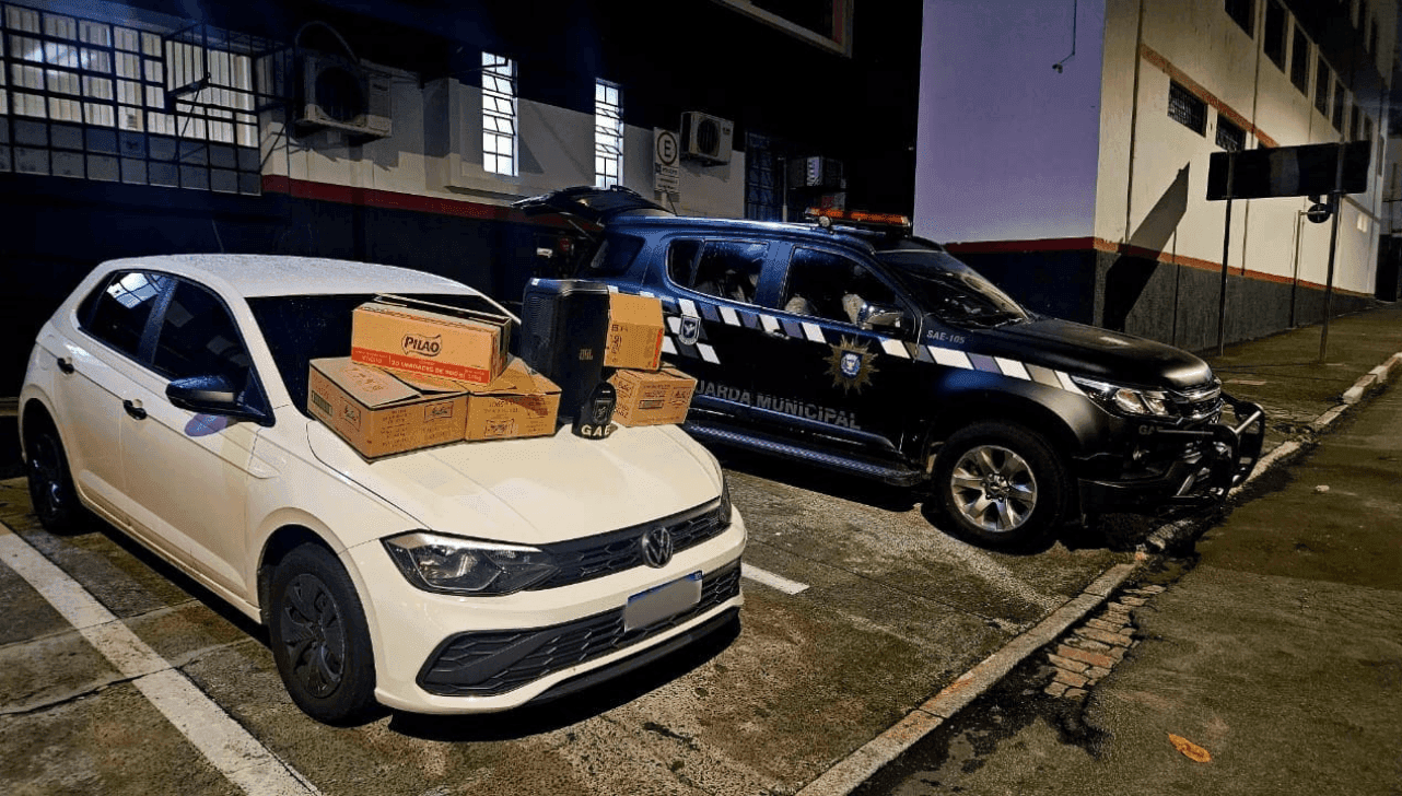 Os agentes encontraram no carro dos suspeitos seis caixas de café