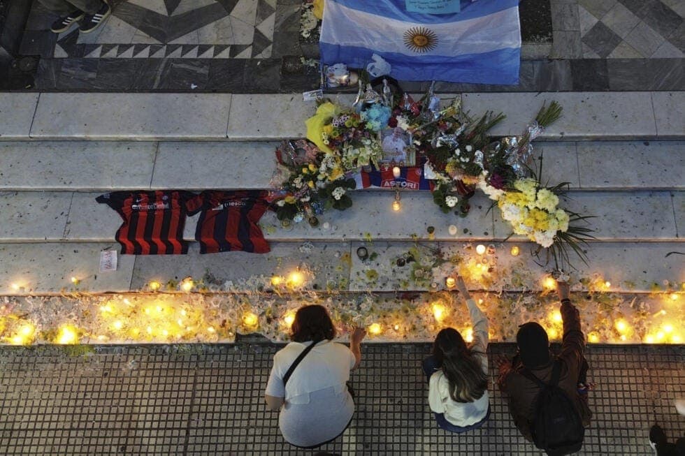 Argentinos homenageiam papa Francisco em Buenos Aires, que organiza uma missa a céu aberto para o dia do funeral do sumo pontífice