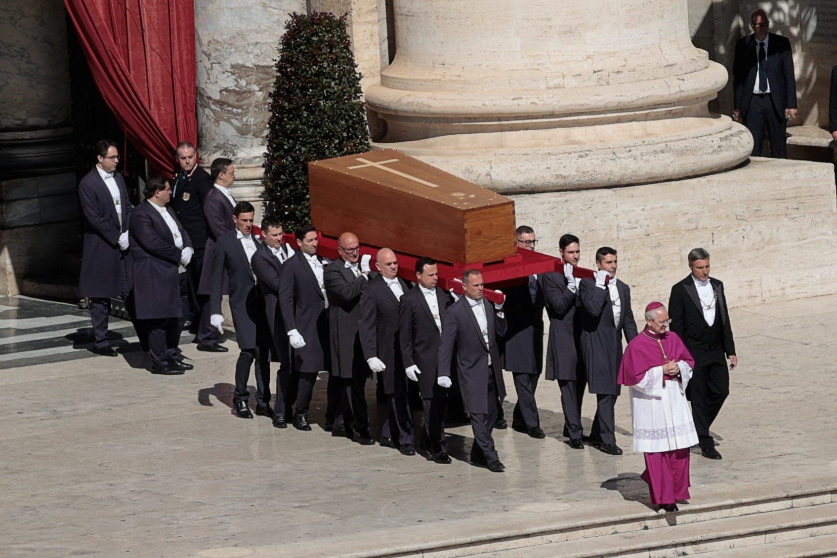 Caixão do papa Francisco ficará exposto na praça São Pedro, no Vaticano, durante a missa de exéquias