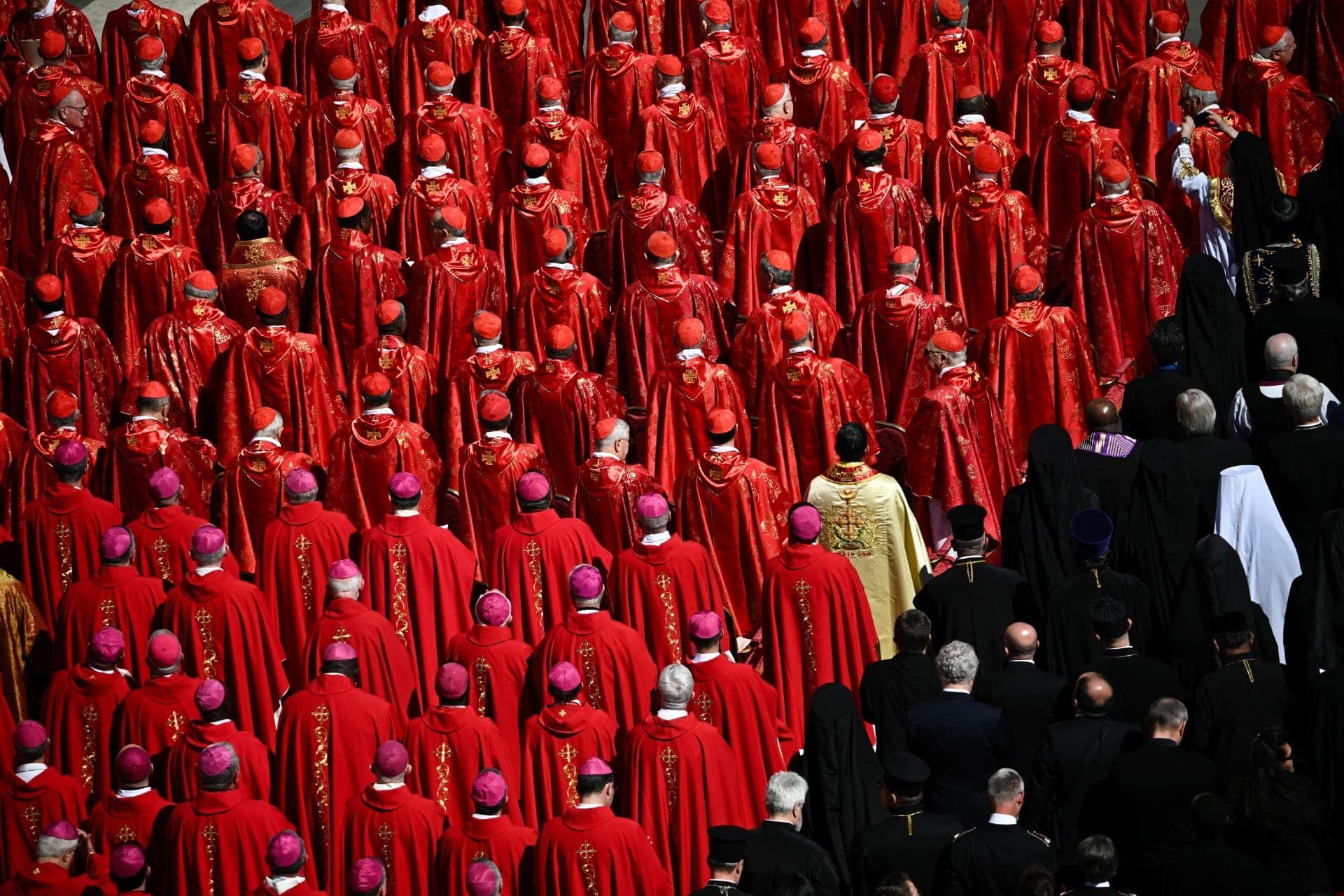 Membros do clero participam do funeral do Papa Francisco na praça São Pedro, no Vaticano