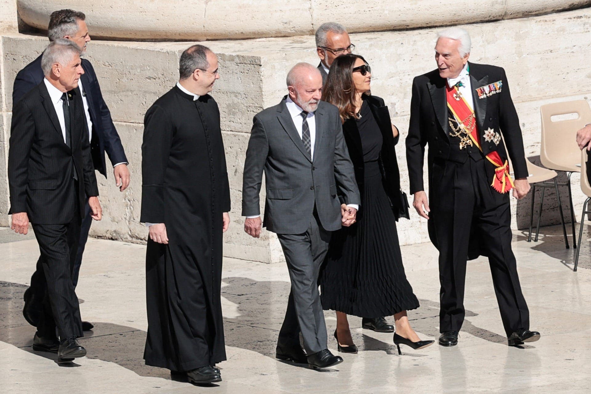 O presidente Luiz Inácio Lula da Silva caminha no dia do funeral do Papa Francisco, no Vaticano, neste sábado (26)