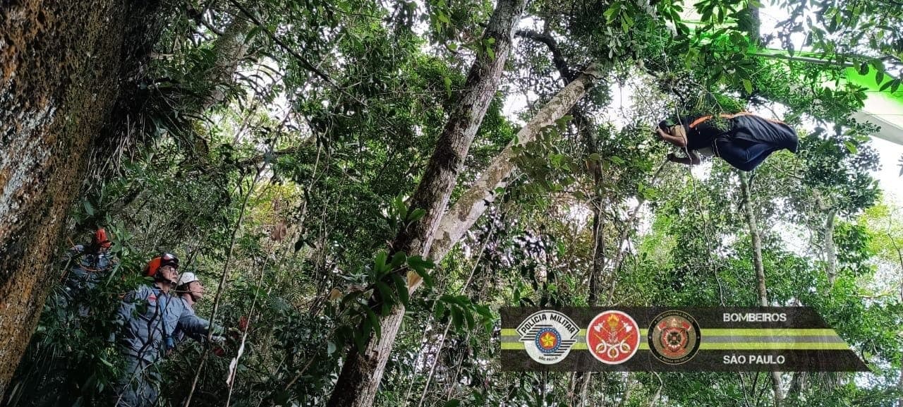 Bombeiros resgatam piloto de asa delta após queda no Morro do Santo Antônio em Caraguatatuba