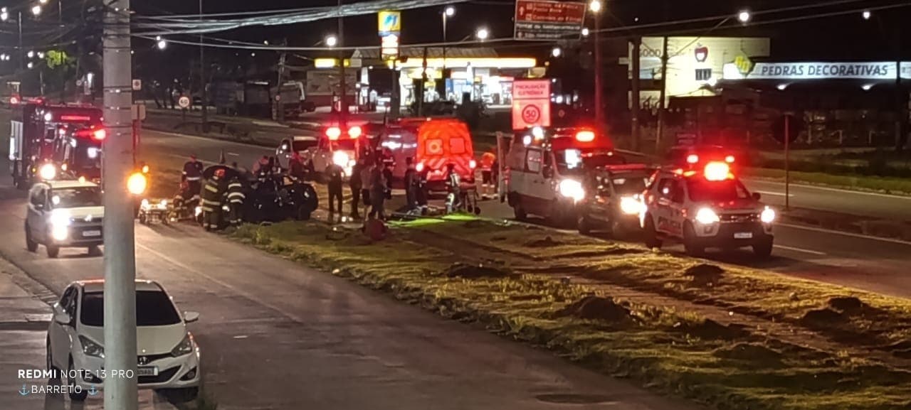 Quatro pessoas ficam feridas em capotamento de carro em Caraguatatuba