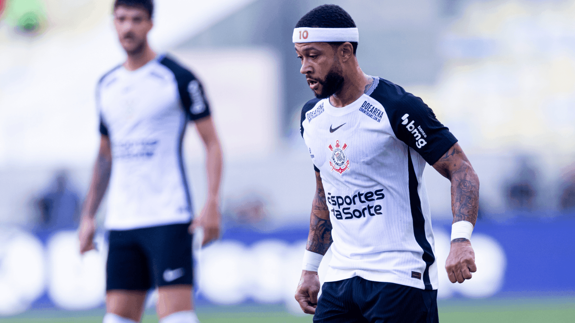 Nem Memphis resolve. Corinthians, sem rumo, leva goleada acachapante do Flamengo no Maracanã