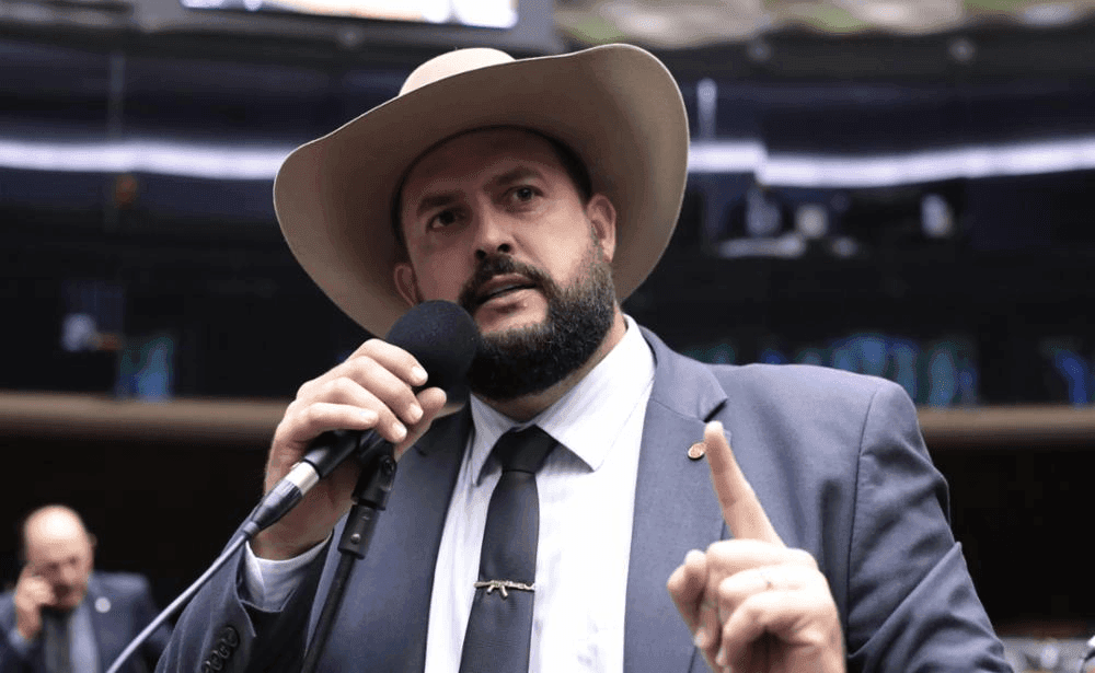 Deputado apresenta lei para impedir que camisa da Seleção seja vermelha