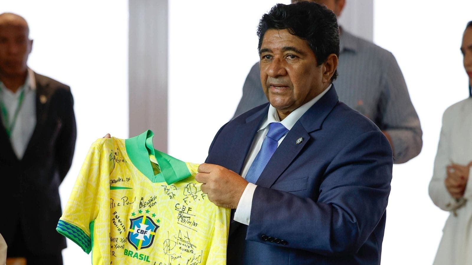 Ednaldo Pereira, presidente da CBF, com a camisa da Seleção Brasileira