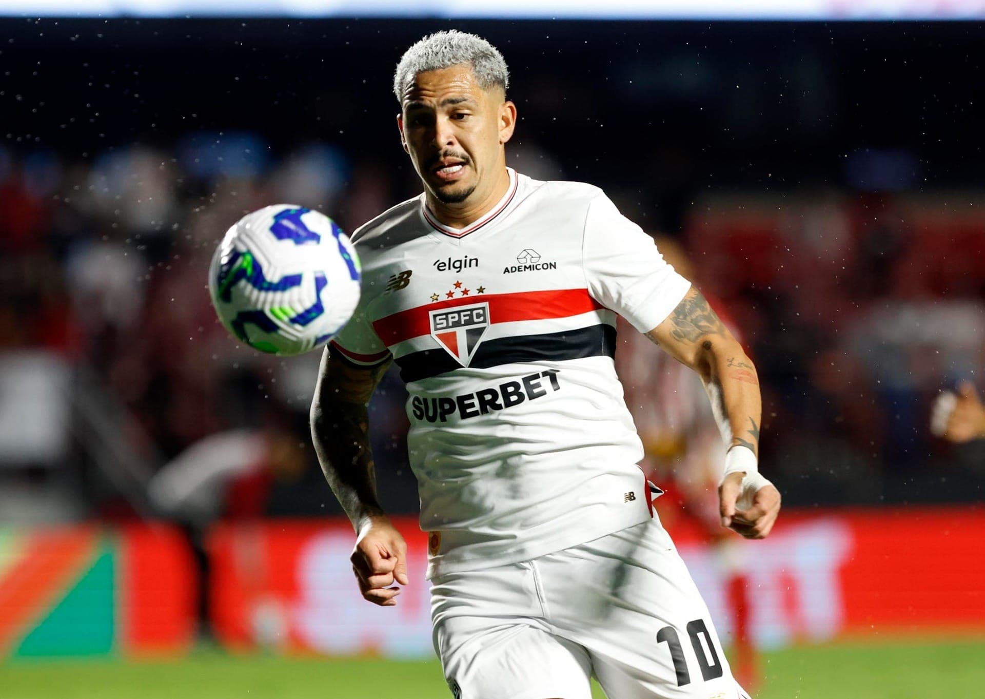 Luciano foi o destaque da partida com dois gols marcados
