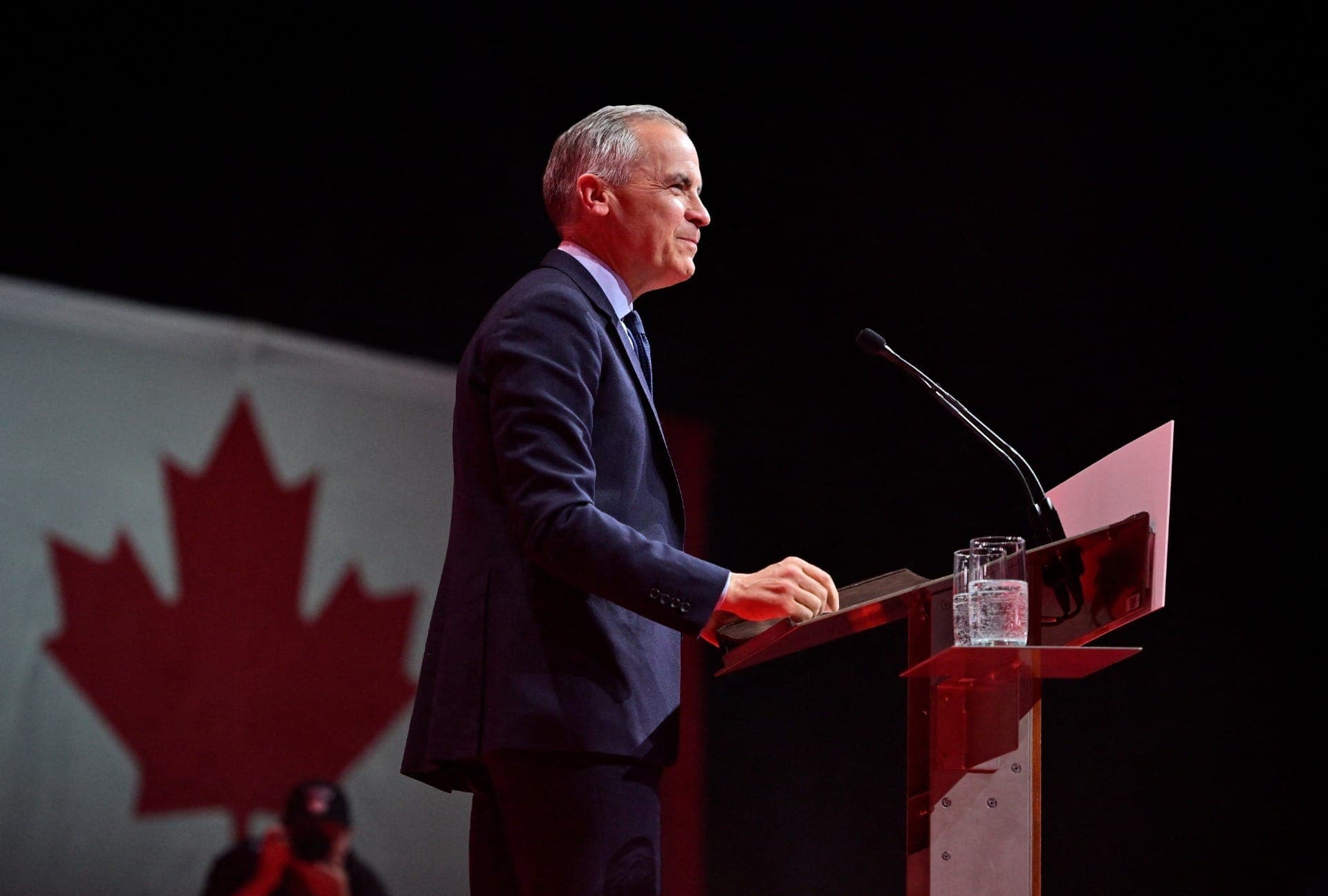 O primeiro-ministro do Canadá, Mark Carney, discursa no palco durante um evento na sede do Partido Liberal na noite da eleição, em Ottawa