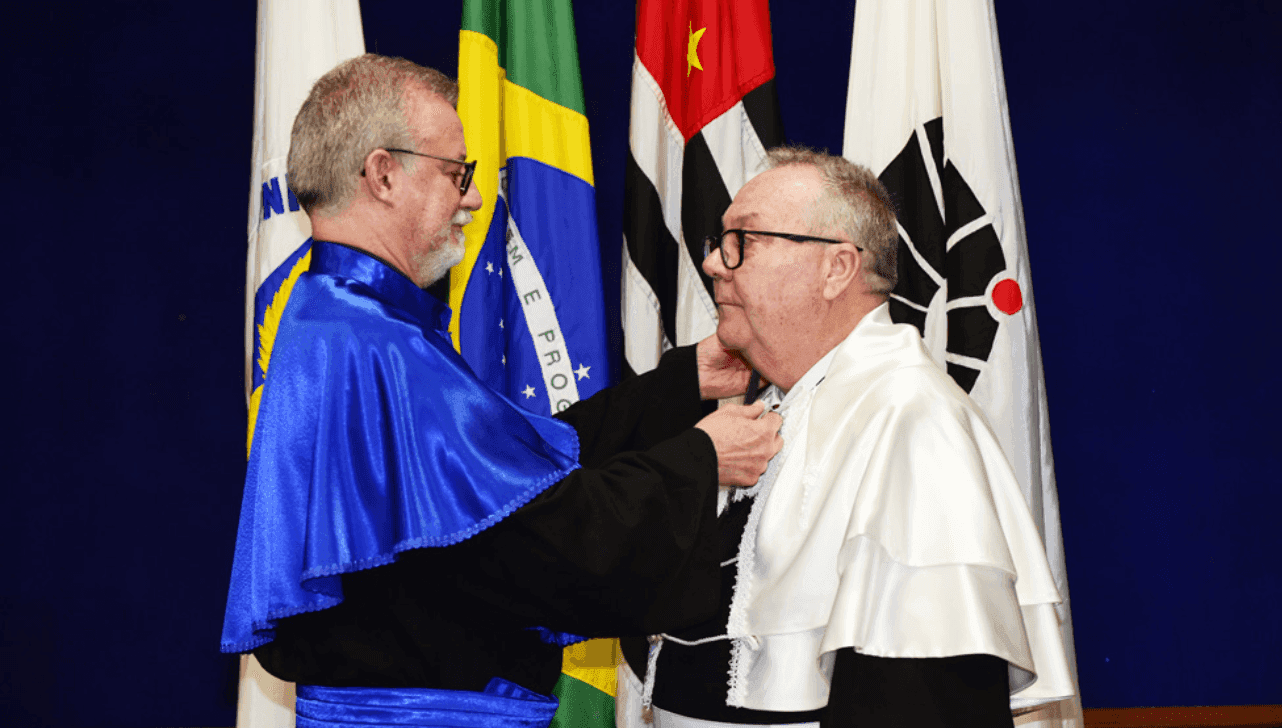 O professor Antonio Meirelles transfere o colar reitoral – insígnia da Universidade – a Paulo Cesar Montagner durante cerimônia de posse