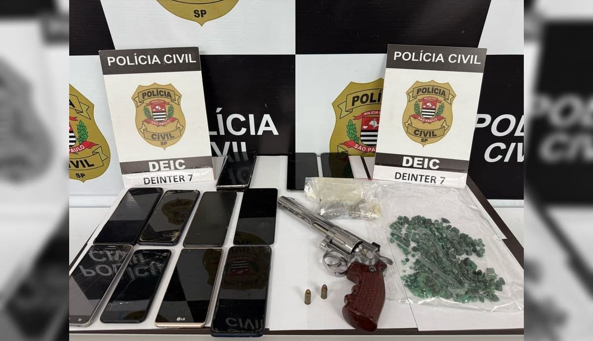 Pedras esverdeadas com características semelhantes a esmeraldas foram apreendidas