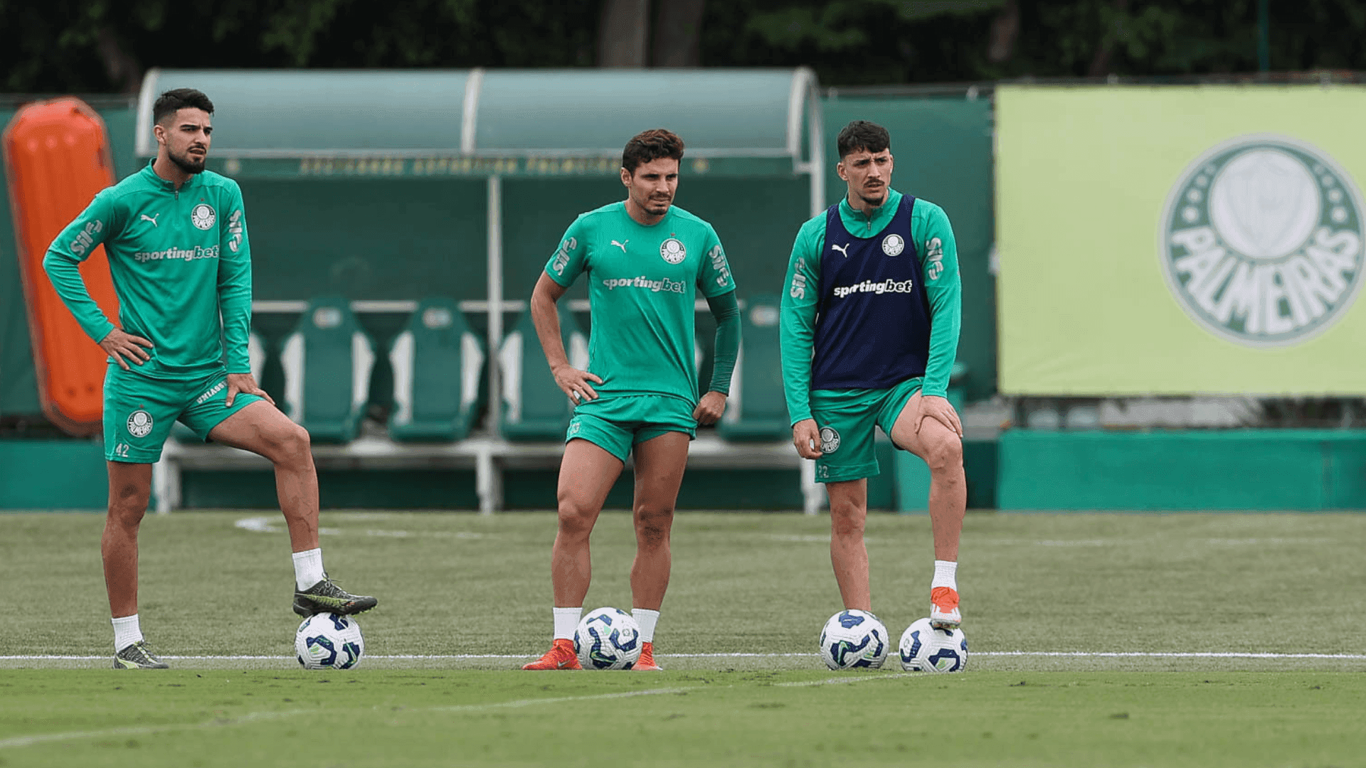 Raphael Veiga (ao centro) pode voltar a jogar pelo Palmeiras