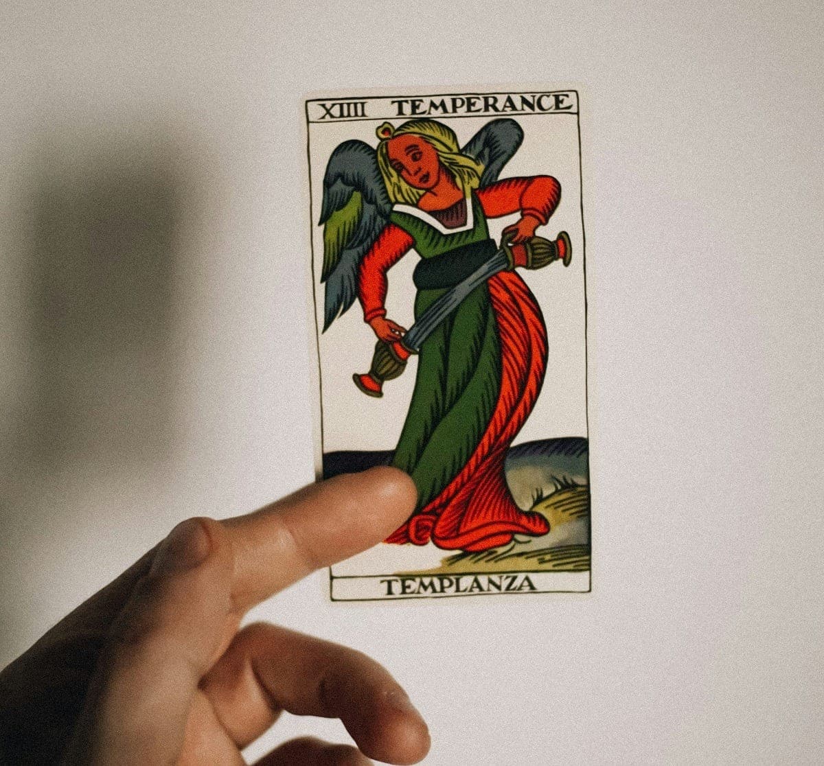 Carta do Tarot de maio de 2025 é A Temperança: o que esperar?