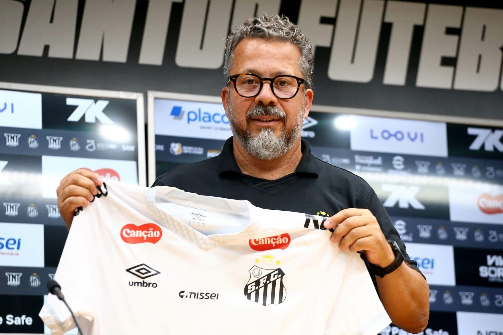 Cléber Xavier é apresentado como novo técnico do Santos