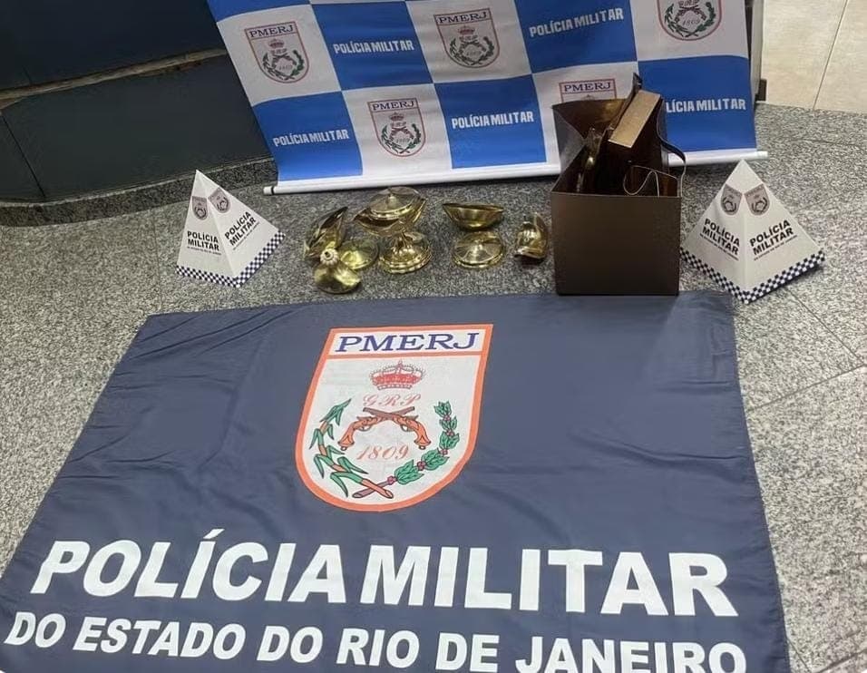 De acordo com a Polícia Militar, os criminosos roubaram um sacrário, um cofre e três âmbulas
