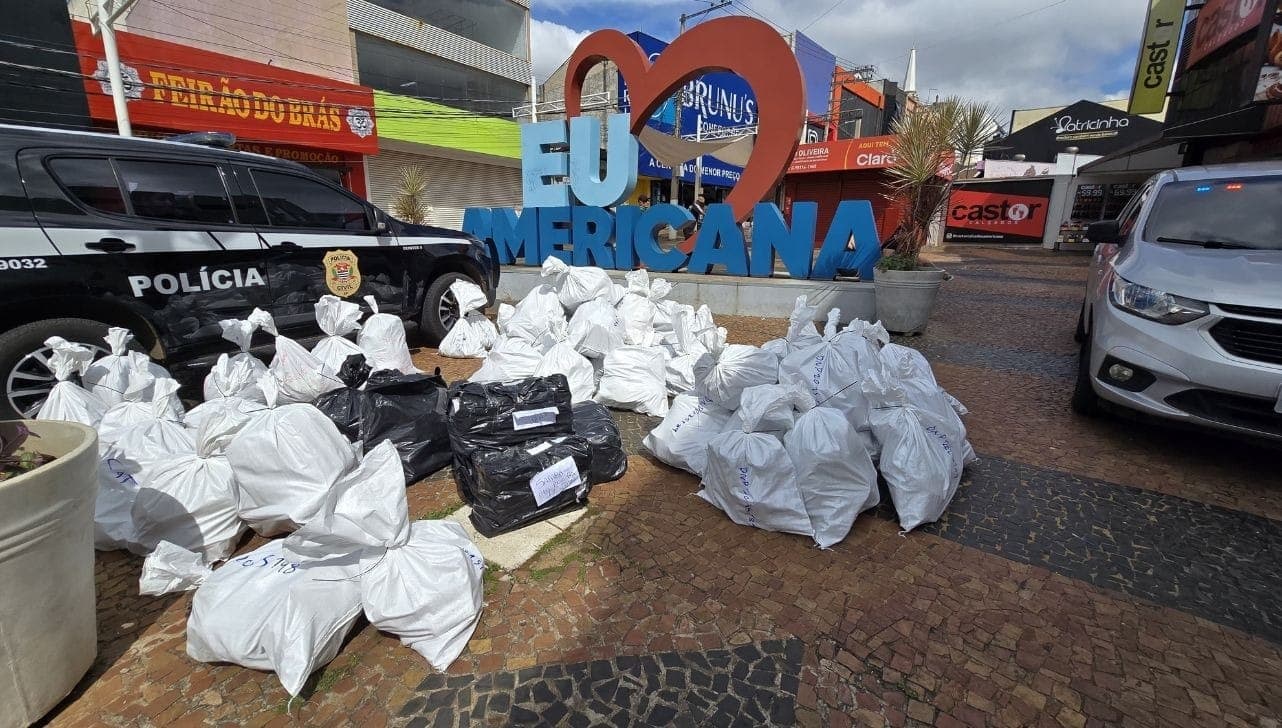 Foram apreendidos 708 pares de calçados e 340 peças de roupas.