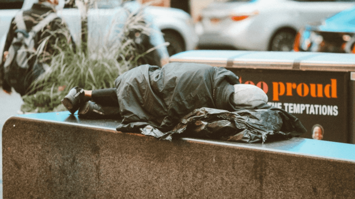 A ação oferta acolhimento emergencial às pessoas em situação de rua nos dias em que a previsão de temperatura for inferior a 13°C