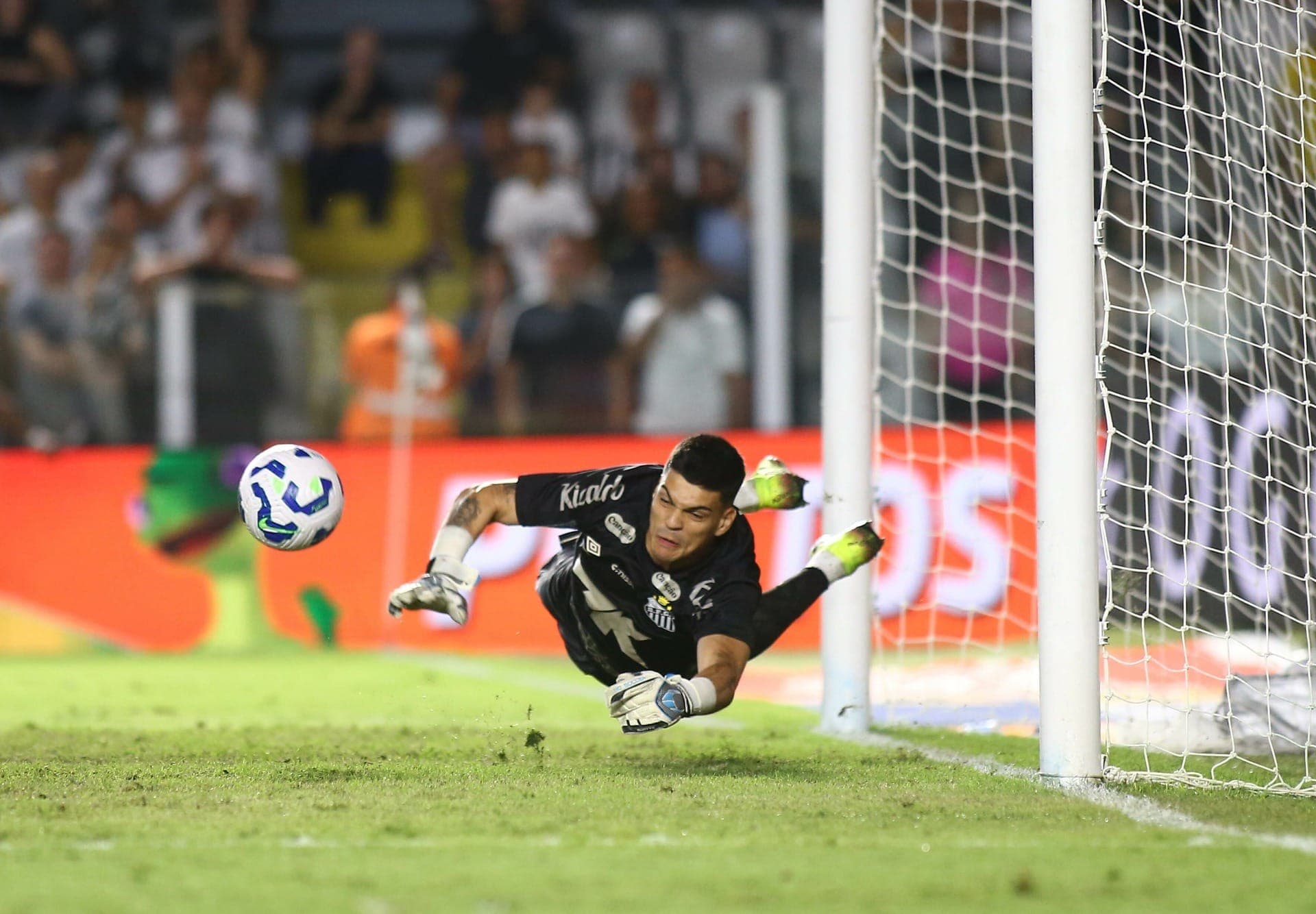 Brazão voou para salvar o Santos da derrota – e a pele de Gil