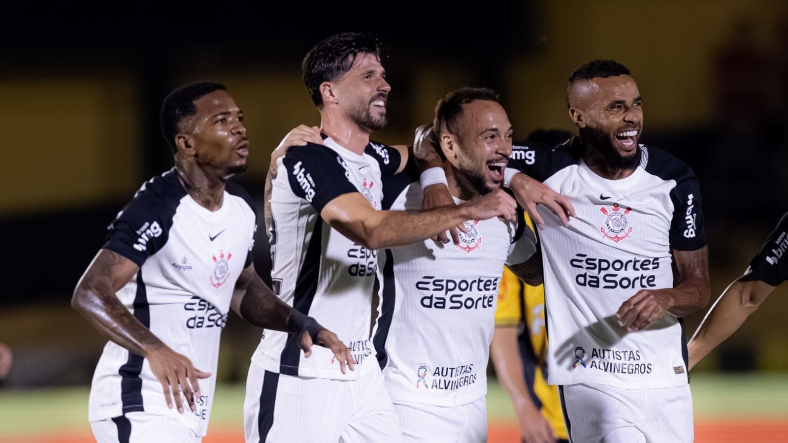Jogadores do Corinthians comemoram gol contra o Novorizontino