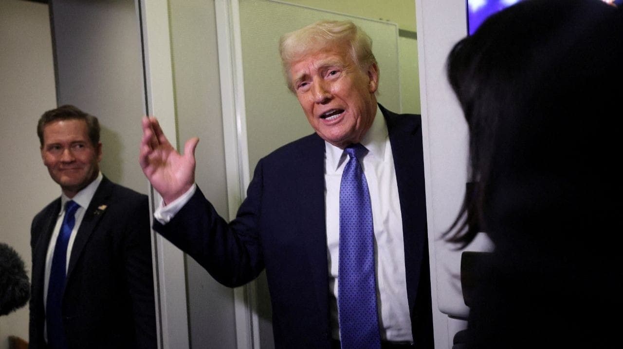 Trump observado por Waltz, à época, do Conselho de Segurança