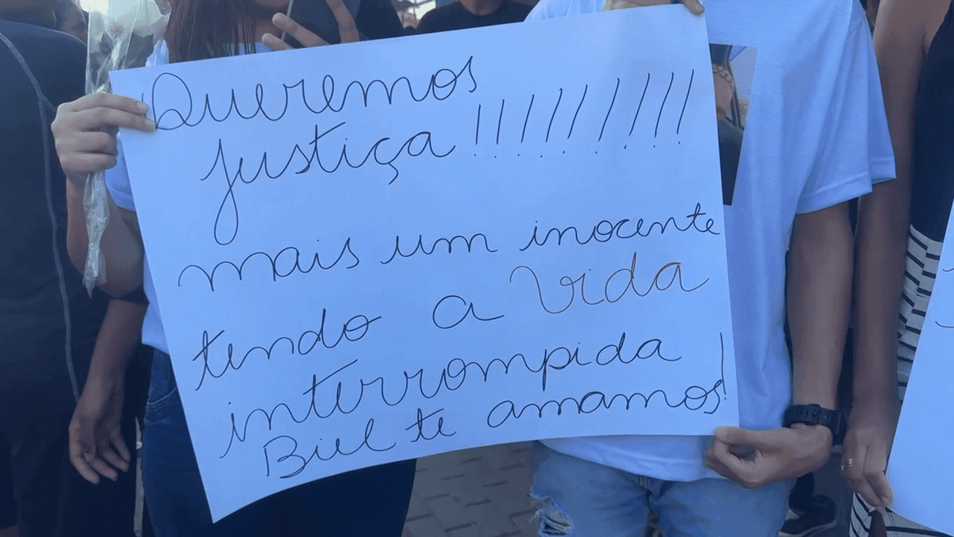 Amigos e familiares se despedem de Gabriel dos Santos Vieira