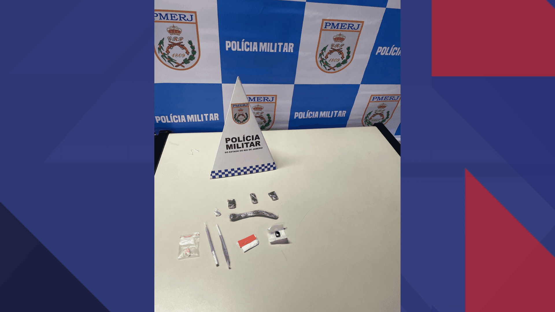 Cinco trouxinhas de maconha, um haxixe, dois cigarros de maconha, um papelote de pó branco e uma bala foram apreendidos
