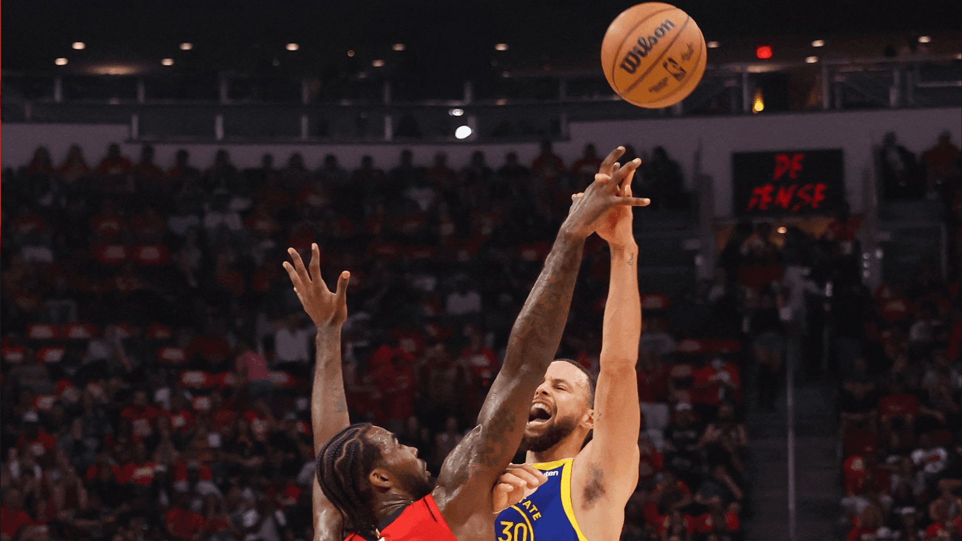 Estrela dos Warriors Stephen Curry tenta arremeço contra Tari Eason dos Rockets. Série pode acabar nesta sexta se Golden State vencer o jogo 6 em San Francisco