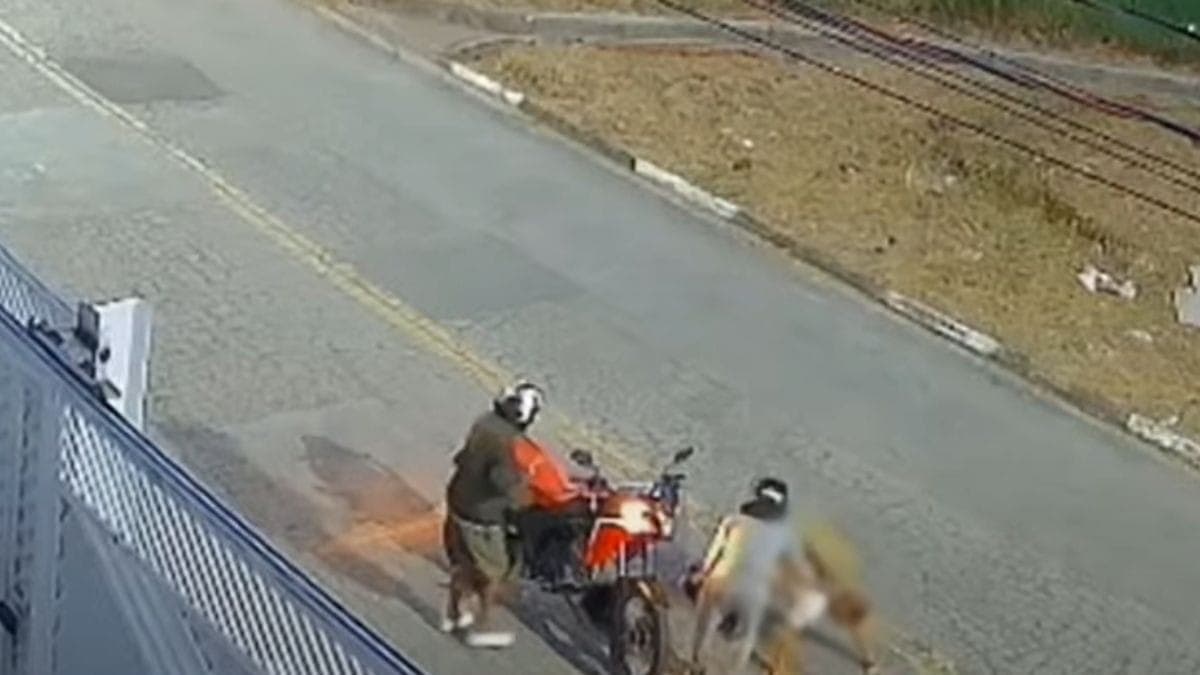 Homem é obrigado a deitar no chão durante assalto