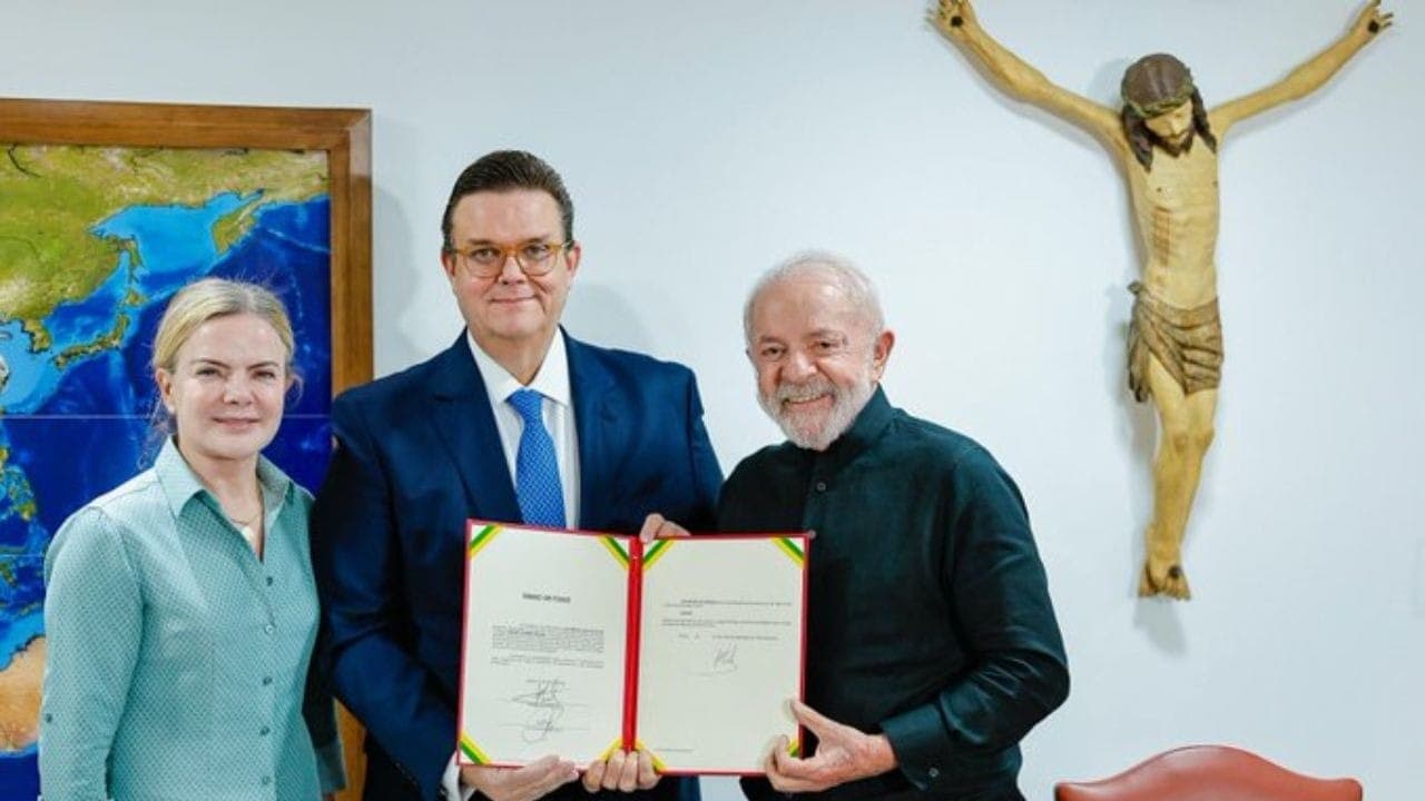 Lula com Gleisi e Wolney Queiroz, novo ministro da Previdência