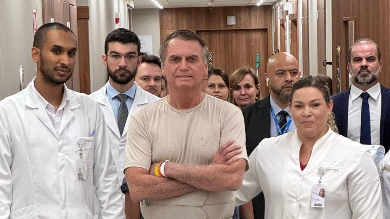 Bolsonaro com equipe de hospital no DF em 2 de maio