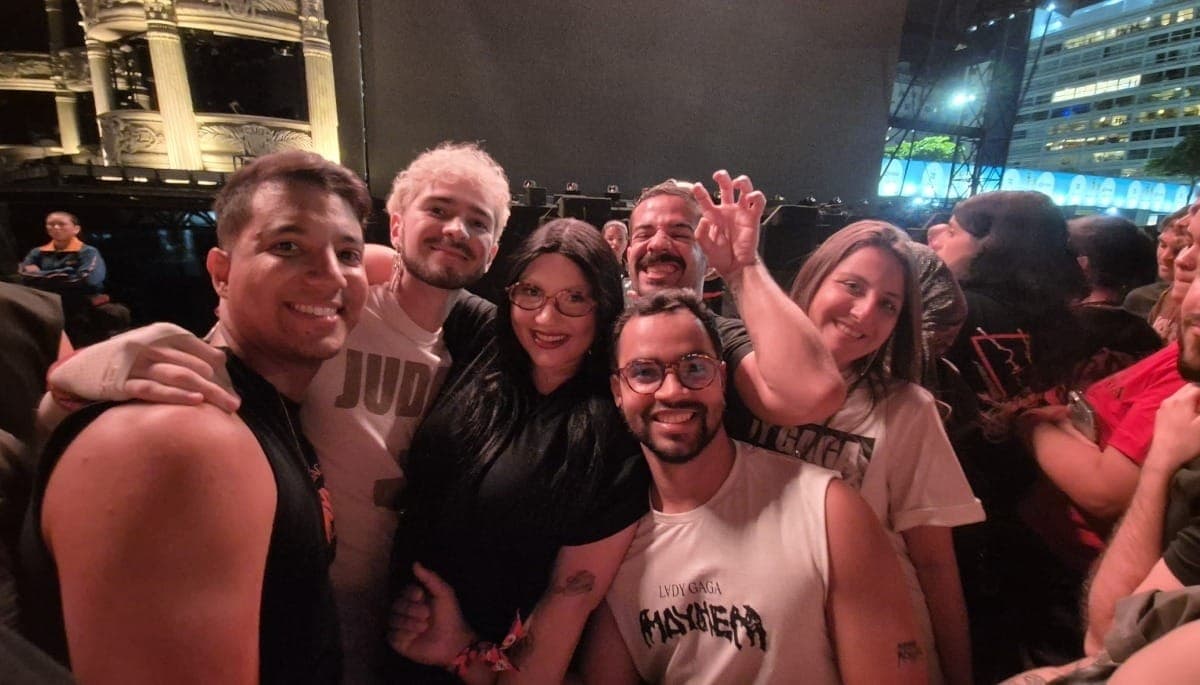 Fãs de Lady Gaga acompanham show da cantora no espaço VIP