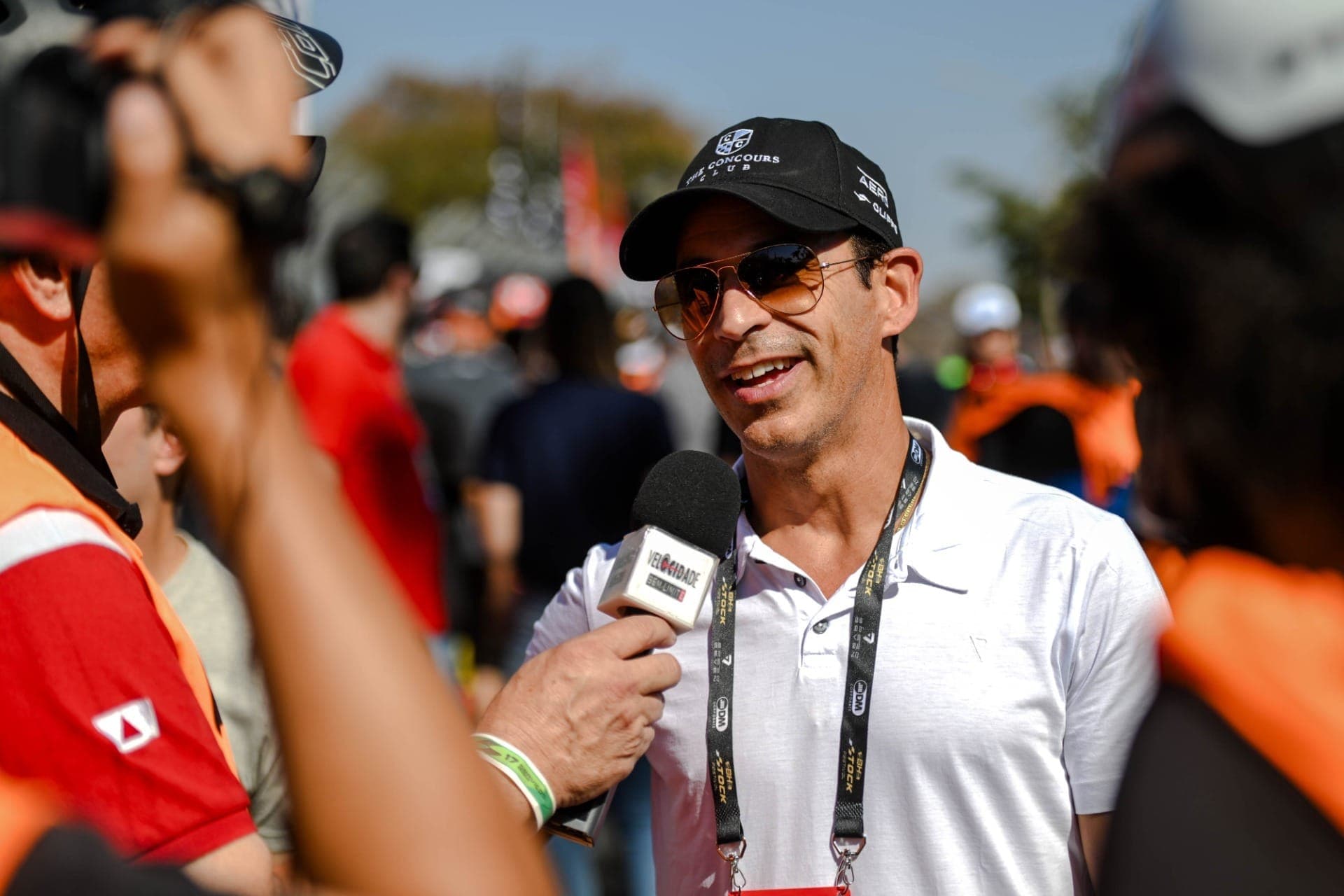Hélio Castroneves promete repetir escalada histórica no alambrado de Interlagos