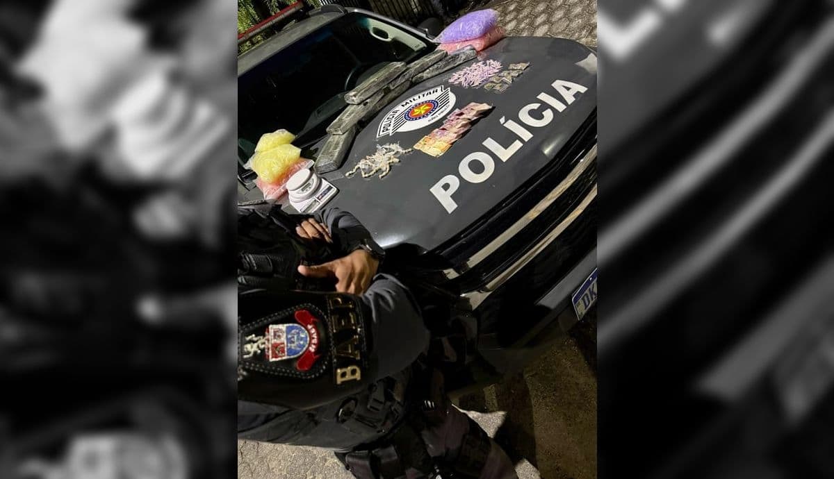 Mulher é presa durante operação contra o tráfico de drogas, em Guaratinguetá