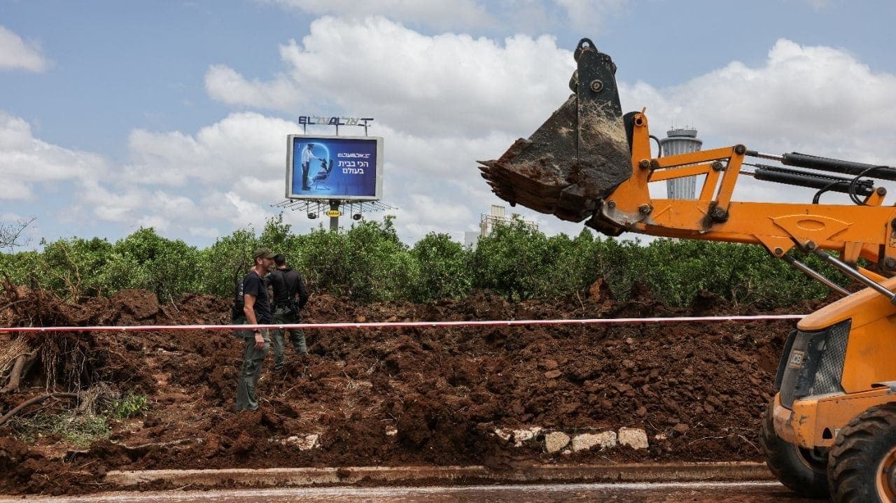 Área atingida por míssil perto do Aeroporto Ben Gurion, em Tel Aviv
