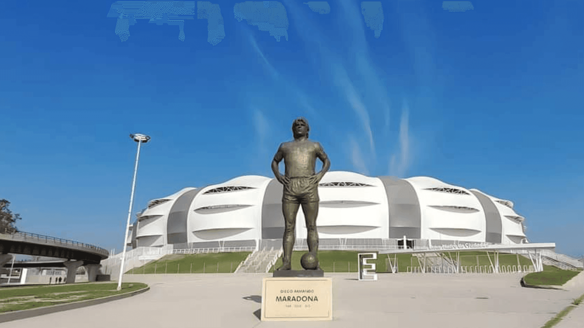 Estátua do ídolo argentino Diego Maradona, em frente ao Estádio Único Madre de Ciudades, na cidade Santiago del Estero, na Argentina, onde o Flamengo encara o Central Córdoba na quarta-feira (7), pelo grupo C da Libertadores