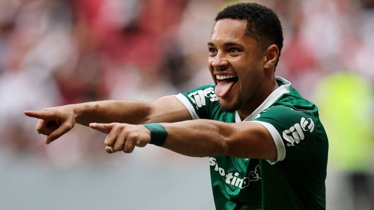 Vitor Roque comemora seu primeiro gol pelo Palmeiras