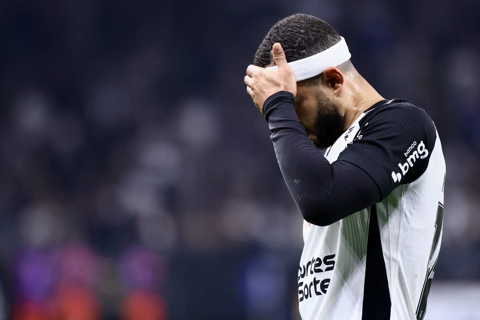 Depay abriu o placar, mas Navarro empatou para os colombianos logo no começo do segundo tempo