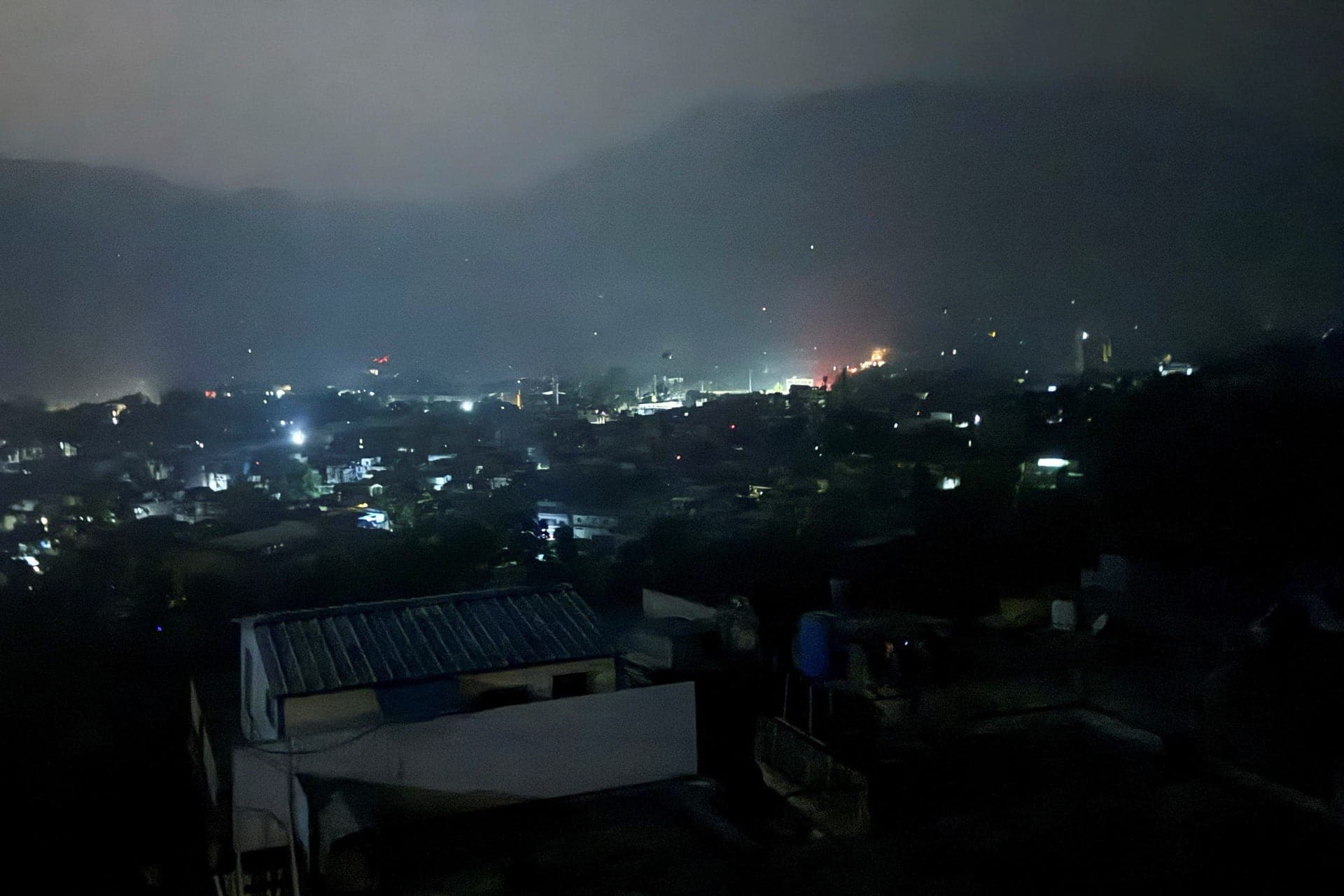 Visão da cidade de Muzaffarabad, no lado da Caxemira paquistanesa
