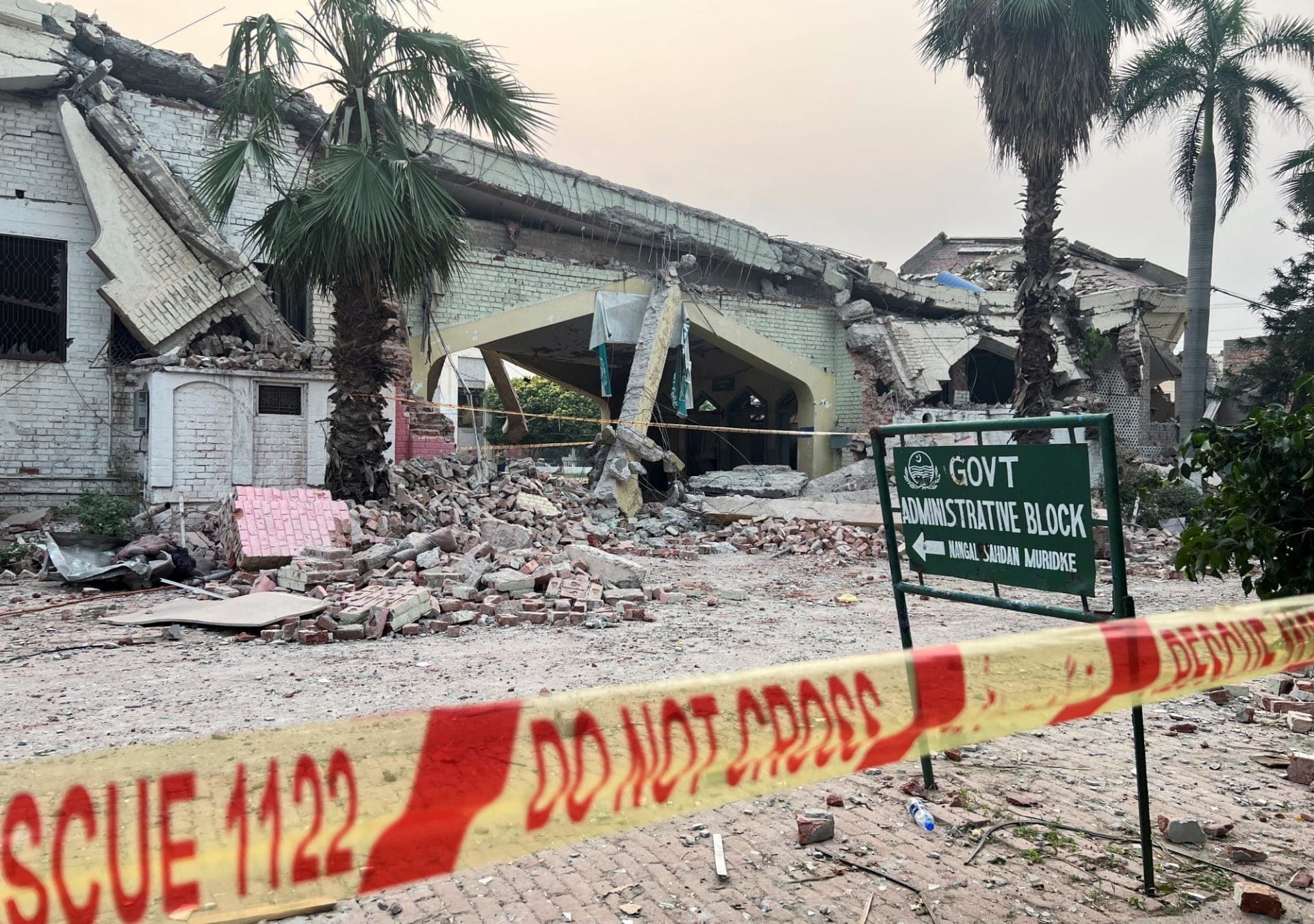 Destroços de edifício atacado pela Índia no Paquistão