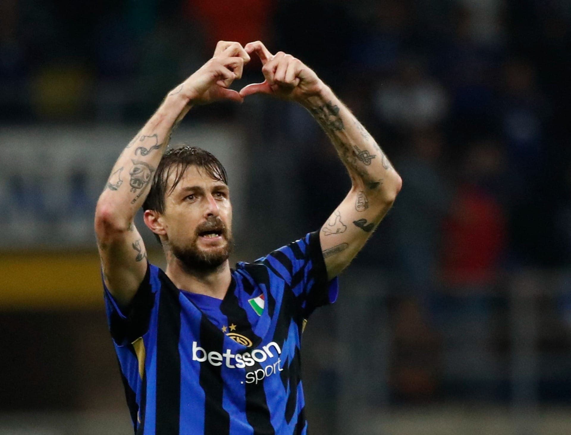 Francesco Acerbi, do Inter de Milão, comemora gol contra o Barcelona