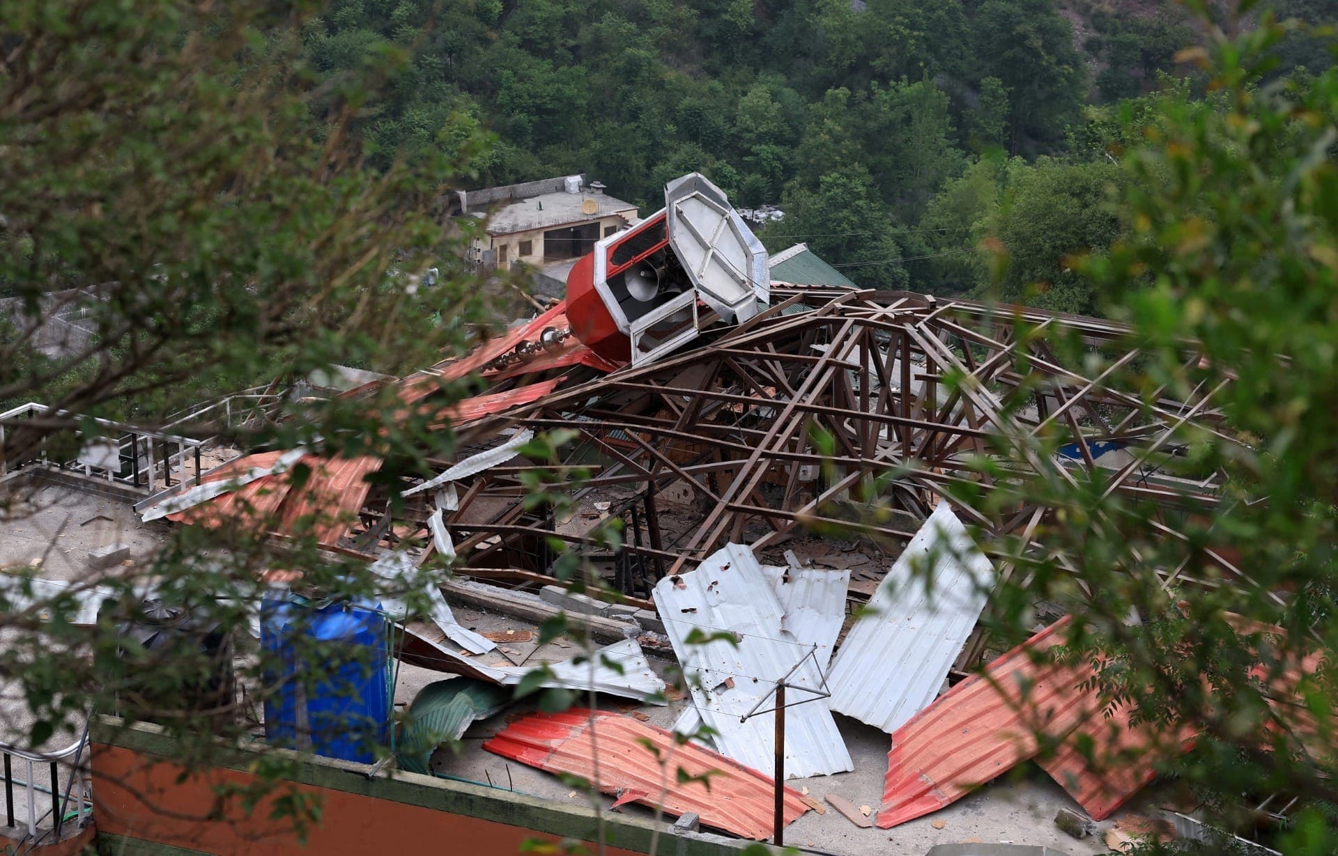 Telhado destruído da Mesquita Bilal é visto após ser atingido por um ataque indiano em Muzaffarabad, capital da Caxemira