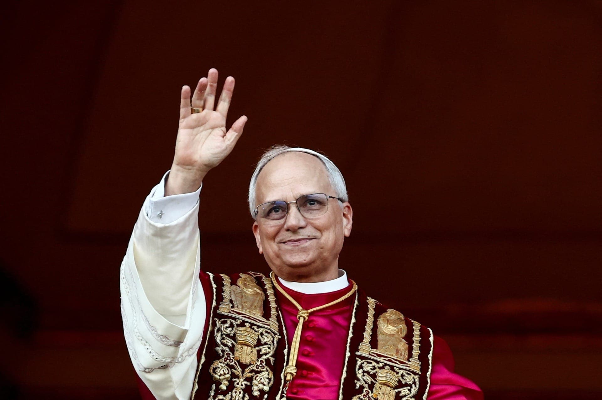 Papa Leão XIV, Cardeal Robert Prevost dos Estados Unidos, aparece na sacada da Basílica de São Pedro