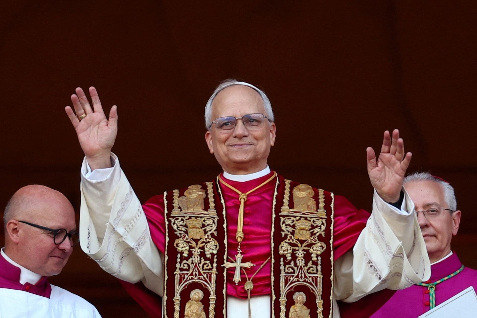 Papa Leão XIV, Cardeal Robert Prevost dos Estados Unidos, aparece na sacada da Basílica de São Pedro, no Vaticano